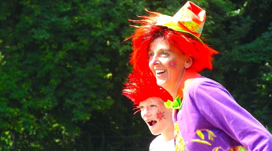 Frau Much dirigierte das 'Eröffnungs-Event als Clown verkleidet. Vom ersten Tag an war die neue Minigolf Anlage in Gütersloh ein grosser Erfolg.